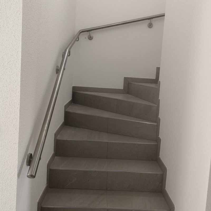 main courante murale en inox en kit dans escalier quart tournant